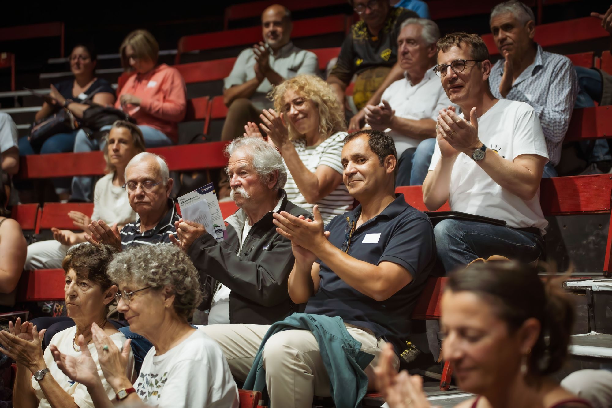 Un collectif applaudit lors d'une rencontre.
