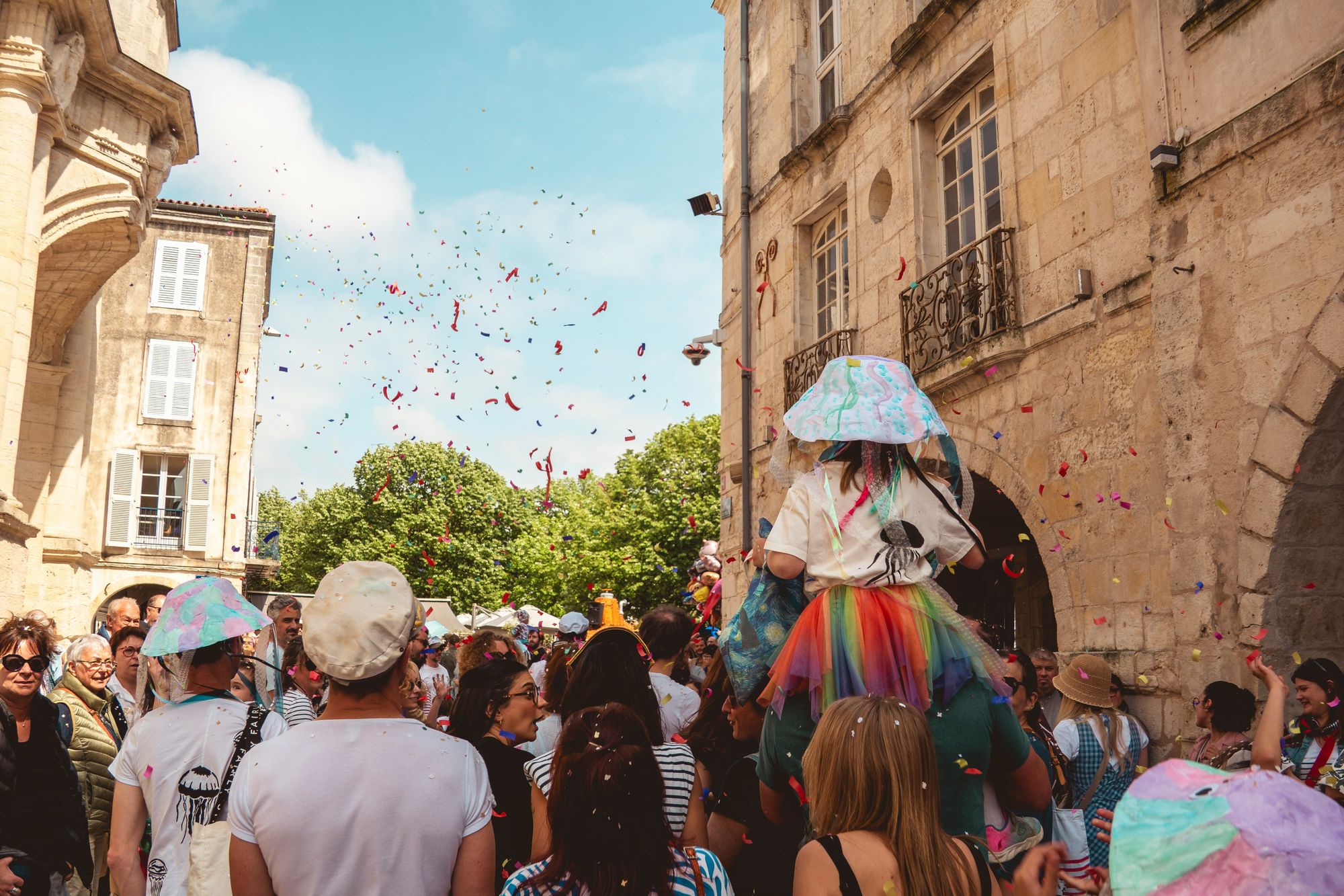 Des habitants réunis pour une fête dans les rues de leur ville.